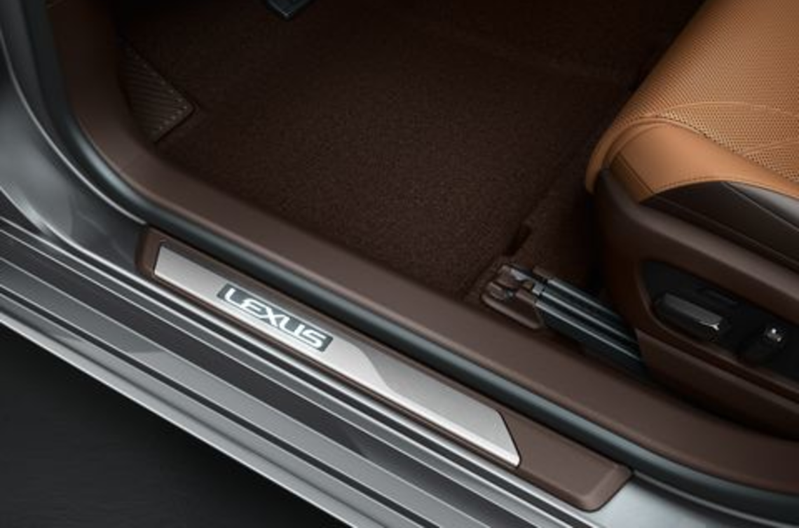 Накладки порогів з ілюмінацією, коричневі LEXUS ES18+ (20183)