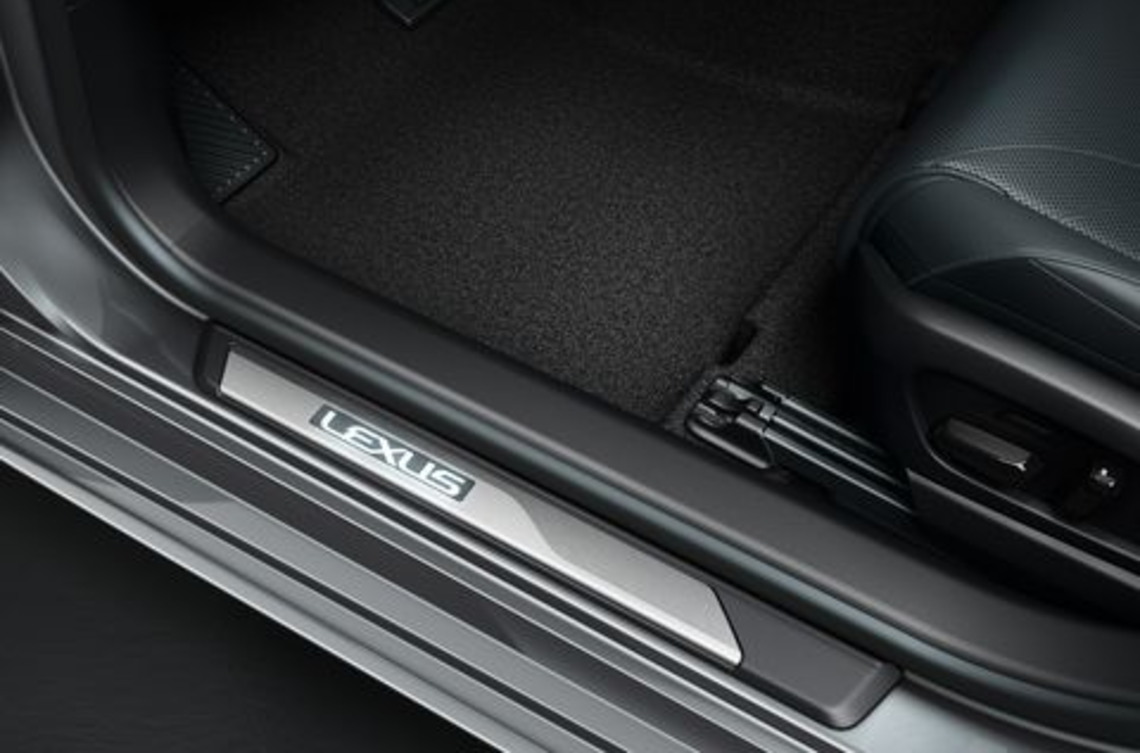 Накладки порогів з ілюмінацією, чорні LEXUS ES18+ (20182)